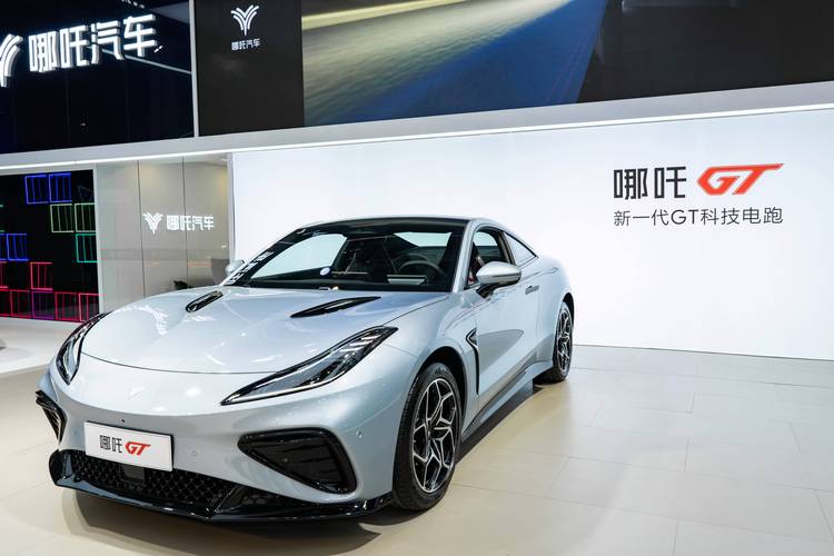 成都49哪吒汽车在智能汽车领域的表现，领途汽车在新能源汽车市场中的影响力